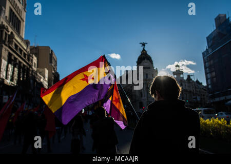 Madrid, Spanien. 14 Apr, 2018. Ein Mann marschieren mit republikanischen Fahnen am Jahrestag der Ausrufung der Zweiten Spanischen Republik, in Madrid, Spanien. Credit: Marcos del Mazo/Alamy leben Nachrichten Stockfoto