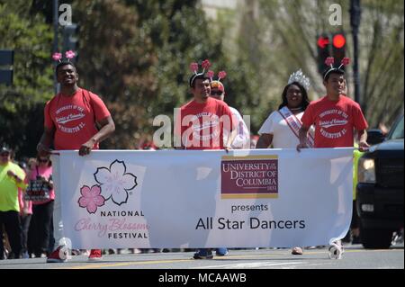 Washington, USA. 14 Apr, 2018. Menschen März während des jährlichen National Cherry Blossom Festival Parade in Washington, DC, USA, am 14. April 2018. Die Parade ist eines der größten öffentlichen Veranstaltungen der US-Hauptstadt des Jahres, Tausende von Zuschauern. Credit: Yang Chenglin/Xinhua/Alamy leben Nachrichten Stockfoto