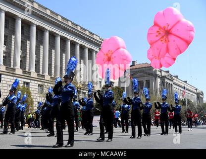 Washington, USA. 14 Apr, 2018. Band Mitglieder März während des jährlichen National Cherry Blossom Festival Parade in Washington, DC, USA, am 14. April 2018. Die Parade ist eines der größten öffentlichen Veranstaltungen der US-Hauptstadt des Jahres, Tausende von Zuschauern. Credit: Yang Chenglin/Xinhua/Alamy leben Nachrichten Stockfoto