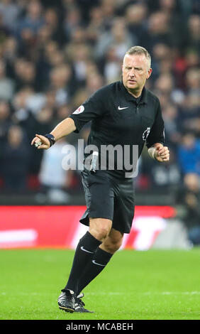 London, Großbritannien. 14 Apr, 2018. Jon Moss Schiedsrichter die Premier League Spiel zwischen Manchester City und Tottenham Hotspur im Wembley Stadium am 14. April 2018 in London, England. (Foto von John rainford/phcimages. Credit: PHC Images/Alamy leben Nachrichten Stockfoto