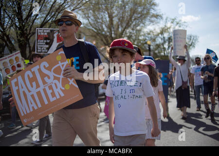 Washington, D.C., USA, 14. April 2018 Demonstranten gehen sie mit Schilder und Banner auf der Constitution Avenue im März für Wissenschaft, eine Rallye durch das gemeinnützige Nature Conservancy gefördert. Quelle: Michael Candelori/Alamy leben Nachrichten Stockfoto