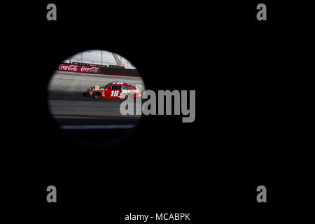 Bristol, Tennessee, USA. 14 Apr, 2018. April 14, 2018 - Bristol, Tennessee, USA: Kyle Busch (18), Praktiken für den Food City 500 in Bristol Motor Speedway in Bristol, Tennessee. Credit: Stephen A. Arce/ASP/ZUMA Draht/Alamy leben Nachrichten Stockfoto