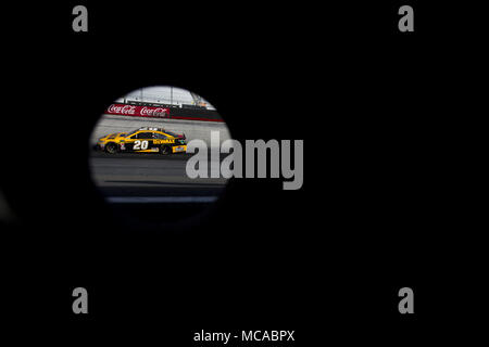 Bristol, Tennessee, USA. 14 Apr, 2018. April 14, 2018 - Bristol, Tennessee, USA: Erik Jones (20), Praktiken für den Food City 500 in Bristol Motor Speedway in Bristol, Tennessee. Credit: Stephen A. Arce/ASP/ZUMA Draht/Alamy leben Nachrichten Stockfoto