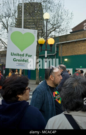 London, Vereinigtes Königreich. 14. April 2018. Silent vigil von Überlebenden und Nachbarn der Grenfell Tower Gehäuse block Feuer Katastrophe vorbei die ausgebrannten Überreste in London. Credit: Julio Etchart zu ihrem/Alamy leben Nachrichten Stockfoto