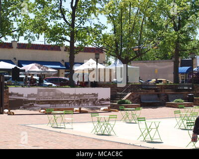 Dallas, USA, 14. April 2018 Downtown Girlande ist Holding Erbe Feier auf dem Platz an der Main Street. Credit: dallaspaparazzo/Alamy leben Nachrichten Stockfoto