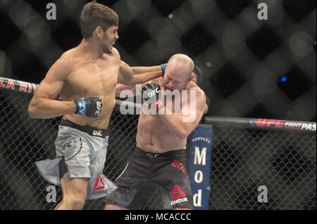 Phoenix, Arizona, USA. 14 Apr, 2018. Antonio Carlos Junior, Links, Angriffe Tim Boetsch, rechts, Samstag, 14. April 2018, während der UFC Nacht: Poirier vs Gaethje am Gila River Arena in Phoenix, Arizona zu Kämpfen. Antonio Carlos Junior gewinnt durch Vorlage gegen Tim Boetsch. Credit: Jeff Braun/ZUMA Draht/Alamy leben Nachrichten Stockfoto