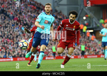 Bournemouth, UK. 14 Apr, 2018. Simon Franz von Bournemouth (l) und Mohamed Salah von Liverpool jagen den Ball. Premier League match, Liverpool v AFC Bournemouth bei Anfield Stadion in Liverpool am Samstag, 14. April 2018. Dieses Bild dürfen nur für redaktionelle Zwecke verwendet werden. Nur die redaktionelle Nutzung, eine Lizenz für die gewerbliche Nutzung erforderlich. Keine Verwendung in Wetten, Spiele oder einer einzelnen Verein/Liga/player Publikationen. pic von Chris Stading/Andrew Orchard sport Fotografie/Alamy Live news Credit: Andrew Orchard sport Fotografie/Alamy leben Nachrichten Stockfoto