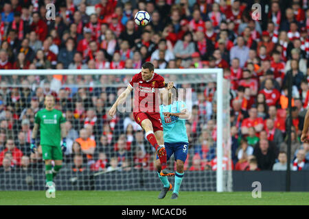 Bournemouth, UK. 14 Apr, 2018. James Milner von Liverpool springt über Nathan Ake von Bournemouth zu Kopf den Ball. Premier League match, Liverpool v AFC Bournemouth bei Anfield Stadion in Liverpool am Samstag, 14. April 2018. Dieses Bild dürfen nur für redaktionelle Zwecke verwendet werden. Nur die redaktionelle Nutzung, eine Lizenz für die gewerbliche Nutzung erforderlich. Keine Verwendung in Wetten, Spiele oder einer einzelnen Verein/Liga/player Publikationen. pic von Chris Stading/Andrew Orchard sport Fotografie/Alamy Live news Credit: Andrew Orchard sport Fotografie/Alamy leben Nachrichten Stockfoto