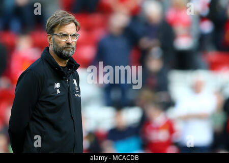 Bournemouth, UK. 14 Apr, 2018. Liverpool Manager Jürgen Klopp Uhren sein Team warm up. Premier League match, Liverpool v AFC Bournemouth bei Anfield Stadion in Liverpool am Samstag, 14. April 2018. Dieses Bild dürfen nur für redaktionelle Zwecke verwendet werden. Nur die redaktionelle Nutzung, eine Lizenz für die gewerbliche Nutzung erforderlich. Keine Verwendung in Wetten, Spiele oder einer einzelnen Verein/Liga/player Publikationen. pic von Chris Stading/Andrew Orchard sport Fotografie/Alamy Live news Credit: Andrew Orchard sport Fotografie/Alamy leben Nachrichten Stockfoto