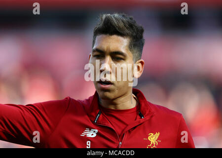 Bournemouth, UK. 14 Apr, 2018. Roberto Firmino von Liverpool an schaut während der Aufwärmphase. Premier League match, Liverpool v AFC Bournemouth bei Anfield Stadion in Liverpool am Samstag, 14. April 2018. Dieses Bild dürfen nur für redaktionelle Zwecke verwendet werden. Nur die redaktionelle Nutzung, eine Lizenz für die gewerbliche Nutzung erforderlich. Keine Verwendung in Wetten, Spiele oder einer einzelnen Verein/Liga/player Publikationen. pic von Chris Stading/Andrew Orchard sport Fotografie/Alamy Live news Credit: Andrew Orchard sport Fotografie/Alamy leben Nachrichten Stockfoto