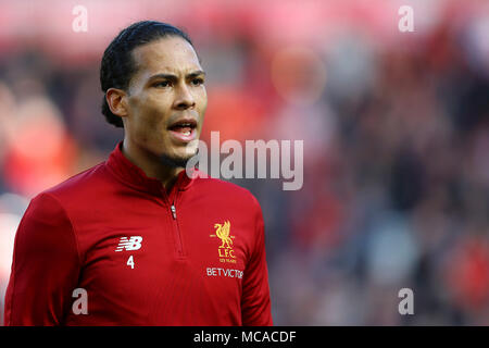 Bournemouth, UK. 14 Apr, 2018. Virgil van Dijk von Liverpool an schaut während der Aufwärmphase. Premier League match, Liverpool v AFC Bournemouth bei Anfield Stadion in Liverpool am Samstag, 14. April 2018. Dieses Bild dürfen nur für redaktionelle Zwecke verwendet werden. Nur die redaktionelle Nutzung, eine Lizenz für die gewerbliche Nutzung erforderlich. Keine Verwendung in Wetten, Spiele oder einer einzelnen Verein/Liga/player Publikationen. pic von Chris Stading/Andrew Orchard sport Fotografie/Alamy Live news Credit: Andrew Orchard sport Fotografie/Alamy leben Nachrichten Stockfoto