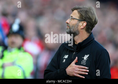 Bournemouth, UK. 14 Apr, 2018. Liverpool Manager Jürgen Klopp sieht auf den Unterstand. Premier League match, Liverpool v AFC Bournemouth bei Anfield Stadion in Liverpool am Samstag, 14. April 2018. Dieses Bild dürfen nur für redaktionelle Zwecke verwendet werden. Nur die redaktionelle Nutzung, eine Lizenz für die gewerbliche Nutzung erforderlich. Keine Verwendung in Wetten, Spiele oder einer einzelnen Verein/Liga/player Publikationen. pic von Chris Stading/Andrew Orchard sport Fotografie/Alamy Live news Credit: Andrew Orchard sport Fotografie/Alamy leben Nachrichten Stockfoto