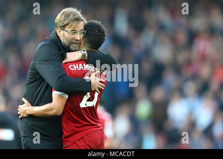 Bournemouth, UK. 14 Apr, 2018. Liverpool Manager Jürgen Klopp umfasst Alex Oxlade-Chamberlain von Liverpool nach dem Spiel. Premier League match, Liverpool v AFC Bournemouth bei Anfield Stadion in Liverpool am Samstag, 14. April 2018. Dieses Bild dürfen nur für redaktionelle Zwecke verwendet werden. Nur die redaktionelle Nutzung, eine Lizenz für die gewerbliche Nutzung erforderlich. Keine Verwendung in Wetten, Spiele oder einer einzelnen Verein/Liga/player Publikationen. pic von Chris Stading/Andrew Orchard sport Fotografie/Alamy Live news Credit: Andrew Orchard sport Fotografie/Alamy leben Nachrichten Stockfoto