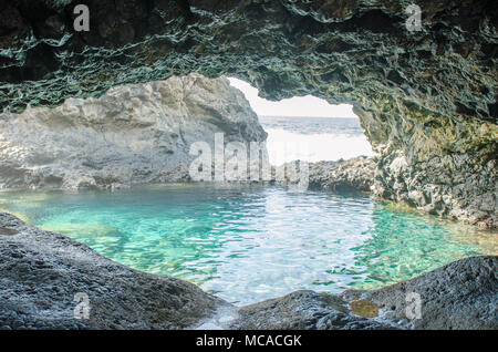 Charco Azul, blauen Pool, ein natürlicher Pool mit türkisfarbenem Wasser in El Hierro, Kanarische Inseln, Spanien. Stockfoto