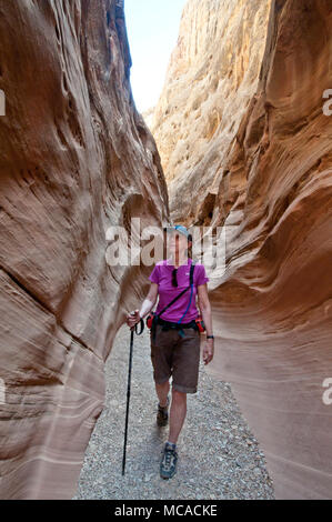 Frau wandern in kleinen Wildhorse Canyon der San Rafael Swell Utah (MR) Stockfoto