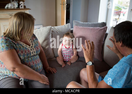 Familie, die ihre 10 Monate alte Nichte trifft Stockfoto