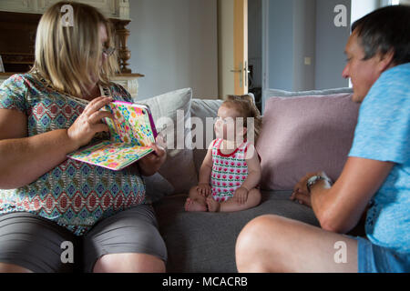 Familie, die ihre 10 Monate alte Nichte trifft Stockfoto