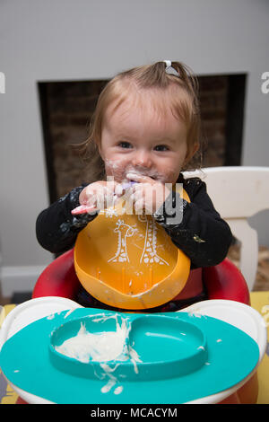 9 Monate altes Baby, das Joghurt isst - Baby führte Entwöhnung Stockfoto