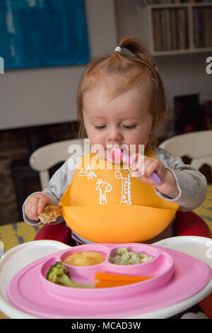 10 Monate altes Baby LED Entwöhnung Stockfoto