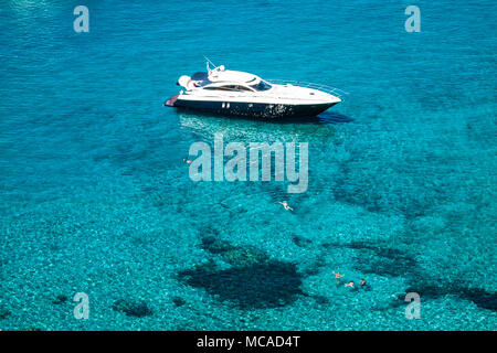 Luxus-Yacht in Türkis Illetes Formentera Mittelmeer Balearen Stockfoto