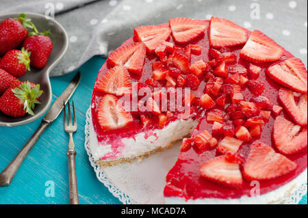 Dessert Kuchen mit Erdbeeren leckere rote Frucht auf Blau Holz- Hintergrund Stockfoto