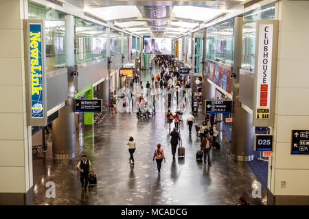 Miami Florida, Internationaler Flughafen MIA, Terminal, D, Mann Männer männlich, Frau weibliche Frauen, Gepäck, Passagiere Passagiere Fahrer, zu Fuß, Blick von oben, FL1 Stockfoto