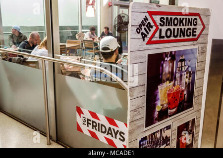 Miami Florida, International Airport MIA, TGI Fridays, Restaurant Restaurants Essen Essen Essen Café Cafés, Bar Lounge Pub, Raucher Lounge, Mann Männer männlich, Passagier Stockfoto