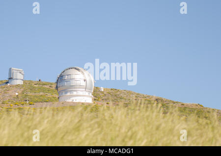 Grantecan (Gran Telescopio de Canarias) in Roque de Los Muchachos Observatorium auf La Palma, Kanarische Inseln, im Frühjahr mit blauem Himmel. Stockfoto