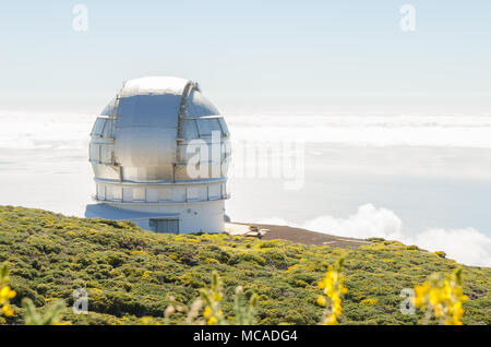 Grantecan (Gran Telescopio de Canarias) in Roque de Los Muchachos Observatorium auf La Palma, Kanarische Inseln, im Frühjahr mit blauem Himmel. Stockfoto