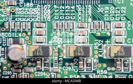 Chips, Kondensatoren Widerstände auf Platine Nahaufnahme Stockfoto
