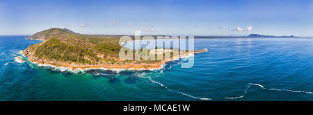 Smaragd marine Panorama von Arakoon Nationalpark Küste mit Wahrzeichen von Trial Bay Gefängnis Ruinen an einem sonnigen Tag in erhöhten Luftaufnahme. Stockfoto