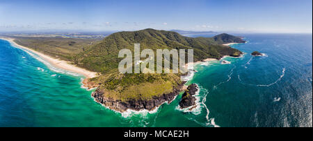 Malerische Hügel von Arakoon Nationalpark auf Australischen mittleren Nordküste in NSW. Smoky Cape Leuchtturm auf dem Hügel hoch über dem Pazifischen Ozean wat Stockfoto