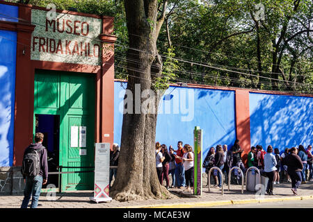 Mexiko-Stadt, Mexikanisch, Hispanic, Coyoacan, Del Carmen, Museo Frida Kahlo, Museum, Caza Azul, Blaues Haus, außen, Eingang, Schlange, Schlange, Mann Männer männlich, Frau Stockfoto