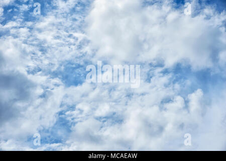 Schöne bewölkten Himmel. Schöne flauschige Wolken, blauer Himmel, Hintergrund Stockfoto