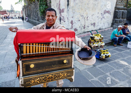 Mexiko-Stadt, Mexikanisch, Hispanic, Coyoacan, Del Carmen, Jardin Plaza Hidalgo, öffentlicher Park, Organillero, Orgelschleifer, männliche Männer, die Tipps einholen, Betteln, passi Stockfoto