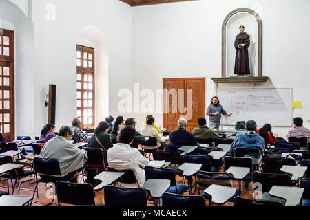 Mexiko-Stadt, Mexikanisch, Hispanic, Coyoacan, Del Carmen, Parroquia San Juan Bautista, katholische Kirche des heiligen Johannes des Täufers, Kloster, Klassenzimmer, Bibelstudium, Mann Stockfoto