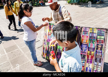 Mexiko-Stadt, mexikanisch, lateinamerikanisch, lateinamerikanisch, ethnisch, Coyoacan, Del Carmen, Jardin Centenario, plaza, Erwachsene Männer Männer Männer, Mädchen, weibliches Kind Stockfoto