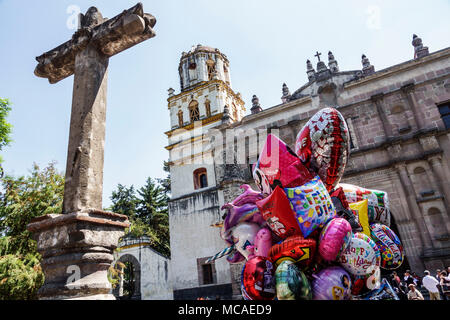 Mexiko-Stadt, Mexikanisch, Hispanic, Coyoacan, Del Carmen, Parroquia San Juan Bautista, katholische Kirche des heiligen Johannes des Täufers, Kloster, außerhalb, plaza, Kreuz, Glocke Stockfoto