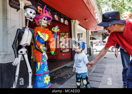 Mexiko-Stadt, Mexikanisch, Hispanic, Coyoacan, Del Carmen, Jardin Centenario, La Catrina Eis & Kaffee, draußen, Skulptur, Calavera Catrina, Folklore, Skelett, Stockfoto