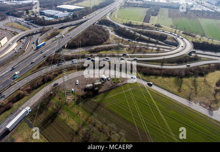 Luftaufnahme von einer Autobahn Kreuzung mit einer Klee-blatt Interchange in Deutschland Koblenz Stockfoto