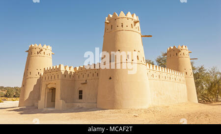 Eine herrliche fort gegen Dünen im Liwa Bereich von Abu Dhabi in den Vereinigten Arabischen Emiraten gelegen. Stockfoto