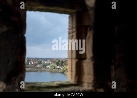 Anzeigen von Linlithgow Loch, aus dem Fenster der Linlithgow Palace Stockfoto