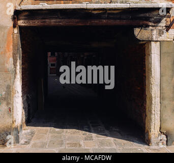 Dunkel und geheimnisvoll Gasse in Venedig das jüdische Ghetto Stockfoto