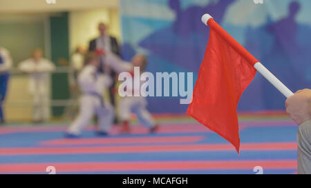 Rote Flagge vor jugendlicher Mädchen an der Karate Turnier kämpfen Stockfoto