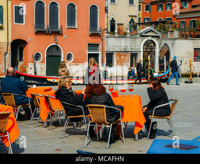Venedig, Italien - 28. März 2018: Touristen in einem Restaurant Terrasse entspannen Stockfoto