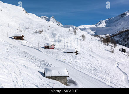 Häuser auf dem Hügel vor dem Hintergrund der Berggipfel. Zermatt Ski Resort der Schweiz Stockfoto