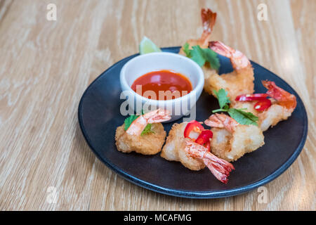 Gebratene Garnelen auf Platte mit Soße für in einem Restaurant serviert. Stockfoto
