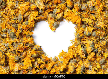 Herzen von Arzneimitteln Blumen einer Calendula auf weißem Hintergrund geprägt. Kräutertee. Ansicht von oben. Close Up. Hohe Auflösung Stockfoto