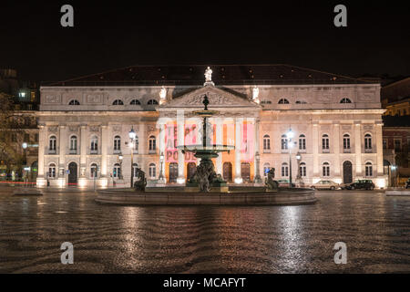 Ein Blick auf den Brunnen in der Mitte der Platz Rossio in Lissabon, Portugal Stockfoto