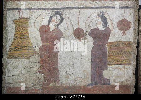 Frauen, die Trauer um die Verstorbenen in den Lukanischen Fresko aus rund 350 v. Chr. aus dem Grab 10 Der laghetto Nekropole auf Anzeige im Paestum Archäologischen Museum (Museo Archeologico di Paestum) in Paestum, Kampanien, Italien dargestellt. Stockfoto